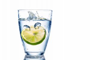 Eine ausreichende Wasserzufuhr versorgt die Haut mit Feuchtigkeit