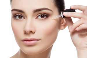 Hyaluronsäure Serum für schöne, glatte Haut. Mit einem Hyaluronsäure Serum kannst Du die Feuchtigkeitsdepots deiner Haut wieder auffüllen.
